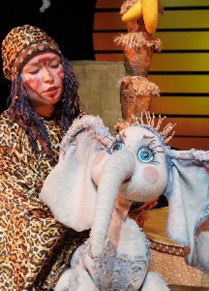 Любопытный слонёнок