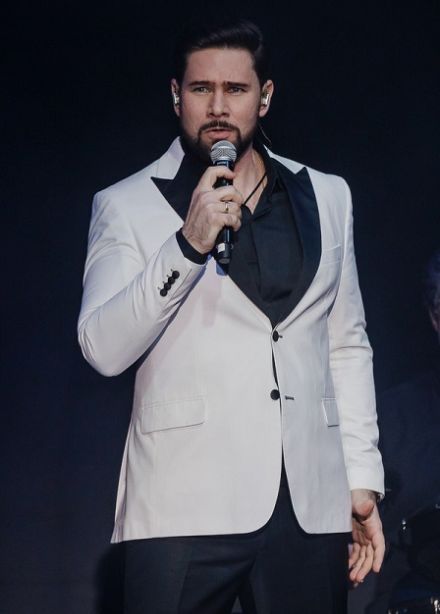 Певец у микрофона. Сольный концерт заслуженного артиста Краснодарского края Николая Колчевского